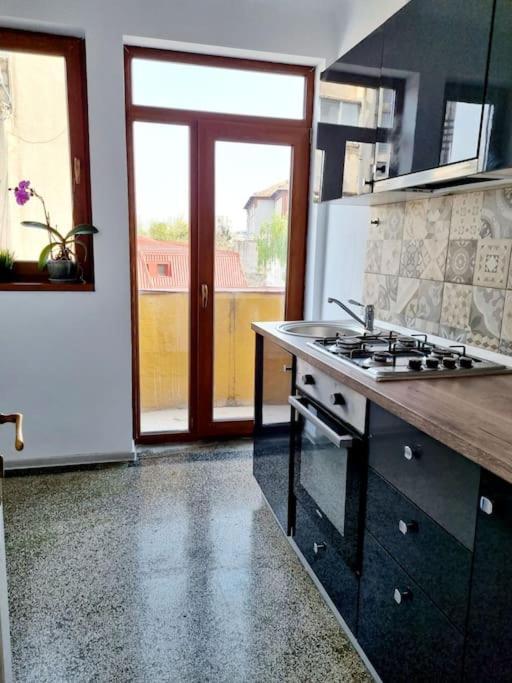 Cozy Apartment Near City Center Bucarest Extérieur photo